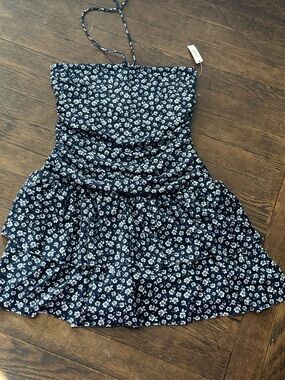 Hollister floral dress with built in shorts with pocket size Small